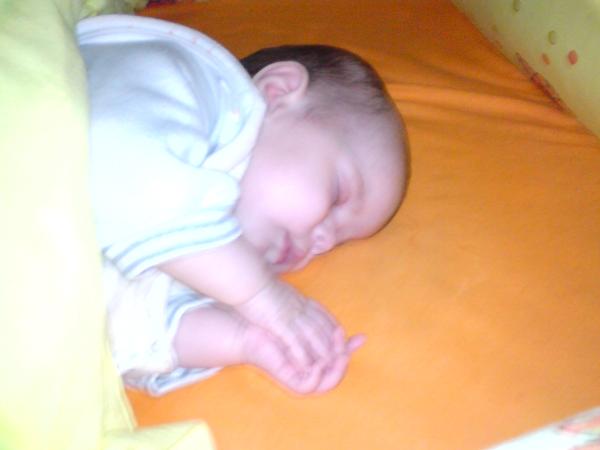 Bild zu Meine kleine betet im Schlaf - Forum für Juli - Mamis