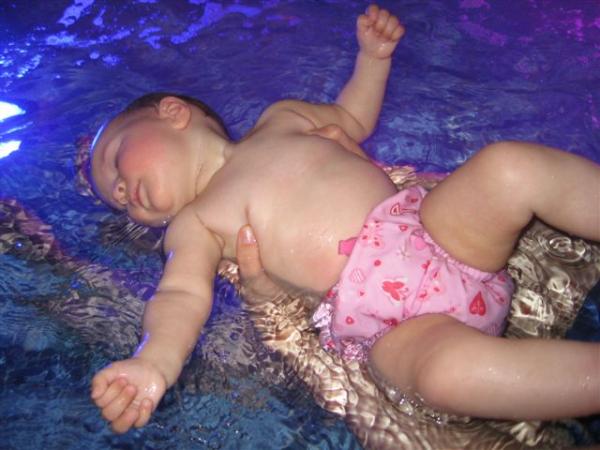 Bild zu das erste mal im schwimmbad - Forum für Juli - Mamis