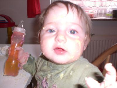 Bild zu finja fängt an alleine zu essen - Forum für Juli - Mamis