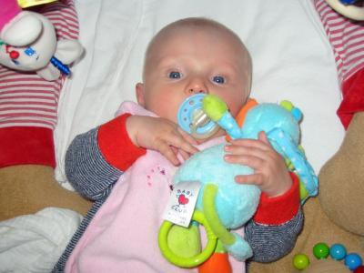 Bild zu Er hat wohl sein Kuscheltier endeckt - Forum für Juli - Mamis