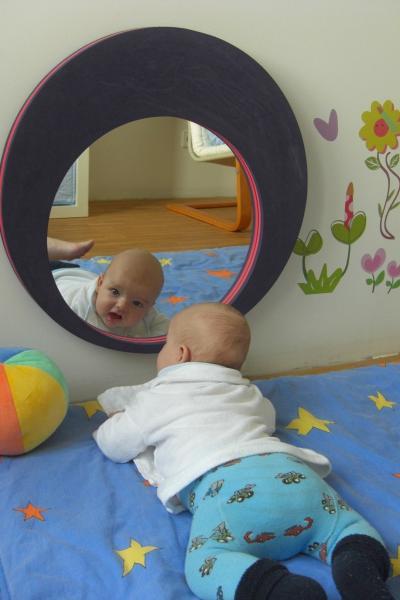 Bild zu wie versprochen, dass Bild von Ole vorm Spiegel - Forum für Juli - Mamis