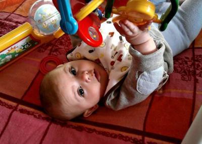 Bild zu wie schön sie alleine spielt :) - Forum für Juli - Mamis