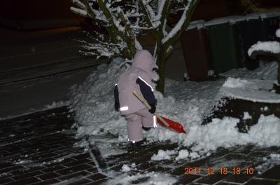 Bild zu Meine Maus eben beim Schnee schieben !!! - Forum für Juli - Mamis
