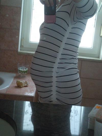 Bild zu Bauchbild und mal ein Zwergenbild beim Baden..... - Forum für Juli - Mamis