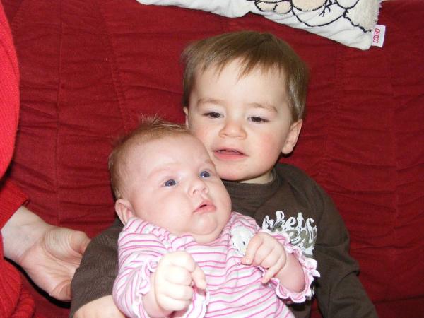 Bild zu So lieb ist Marcel zu seiner Cousine... Foto - Forum für August - Mamis