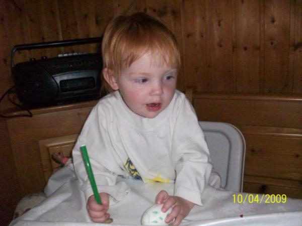 Bild zu Wollt euch mal Lucy beim Ostereier-anmalen zeigen.. - Forum für August - Mamis