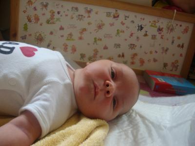 Bild zu Meine kleine Fressraupe spielt mit dem essen....Wer stillt denn noch alles? - Forum für August - Mamis