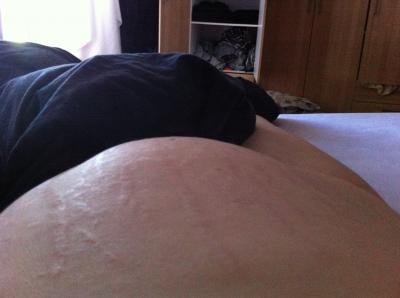 Bild zu Popo gegen Bauch - Bauch verliert ^^ - Forum für August - Mamis