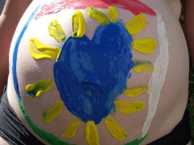 Bild zu Heute Bauchin wieder bemalt - Forum für August - Mamis