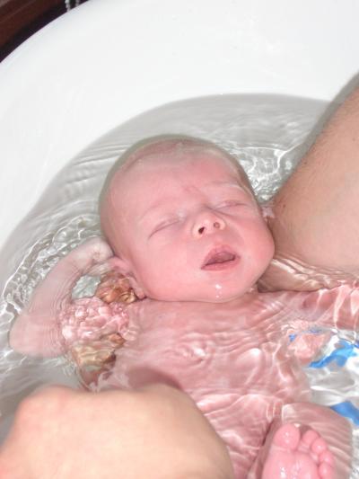 Bild zu das erste mal baden ....( + Foto ) - Forum für August - Mamis