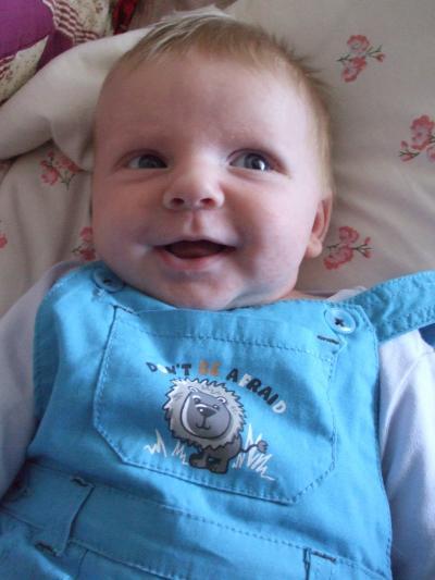 Bild zu Noahs Lächeln endlich vor die Linse bekommen ;-) - Forum für August - Mamis
