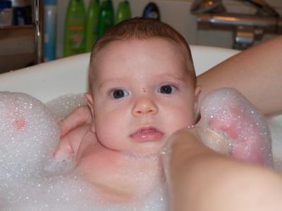 Bild zu Paul beim Baden - Forum für August - Mamis