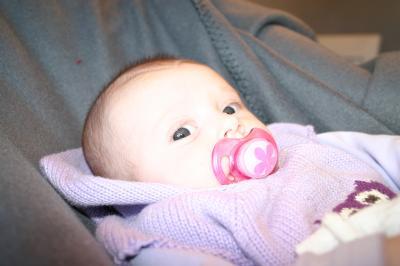 Bild zu Juhu, sie kann endlich den Schnulli halten! - Forum für August - Mamis