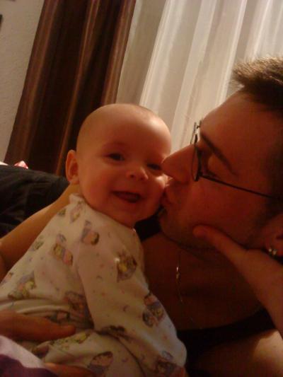 Bild zu guckt mal wie vivien mit papa lachen kann - Forum für August - Mamis
