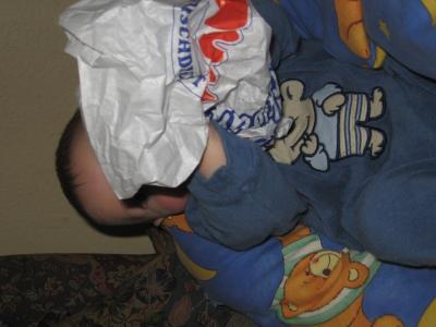 Bild zu Wofür teures Spielzeug wenn es ne raschelnde Brötchentüte auch tut :-) - Forum für August - Mamis