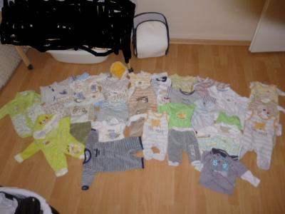 Bild zu Babyklamotten zuverkaufen ganz viele Teile sind NEU* nur 50/56 - Forum für August - Mamis