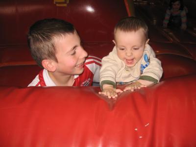 Bild zu Indoor Spielplatz war suuuper gewesen - Forum für August - Mamis