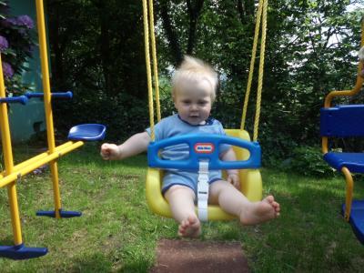 Bild zu Liam´s Schaukelbilder aus dem Garten :) - Forum für August - Mamis