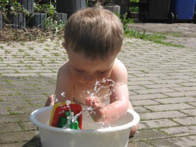 Bild zu Zwergi hat heute draussen mit wasser gespielt :- - Forum für August - Mamis