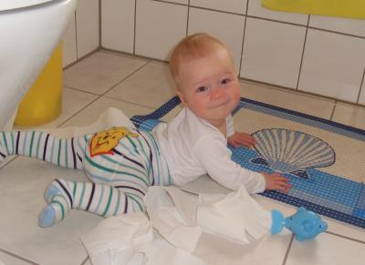 Bild zu Das passiert, wenn Mama sich schminkt.... - Forum für August - Mamis