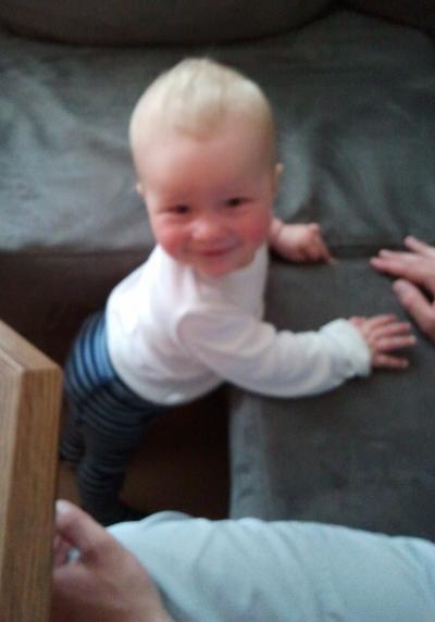 Bild zu Schaut mal, stolzer Luca nach dem Hochziehen :) - Forum für August - Mamis