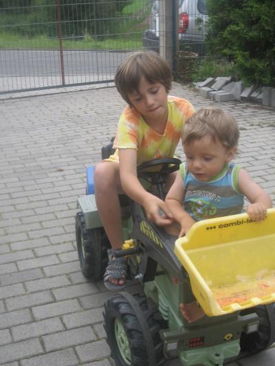 Bild zu Traktor fahren ist sooo schön, vor allem wenn man rumgefahren wird... - Forum für August - Mamis