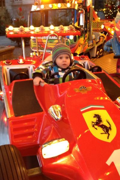 Bild zu Liam im Formel 1 Auto auf dem Weihnachtsmarkt :) wer gucken mag - Forum für August - Mamis
