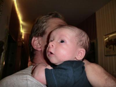 Bild zu Schaut mal wie mein kleiner schon gucken kann ;) - Forum für August - Mamis