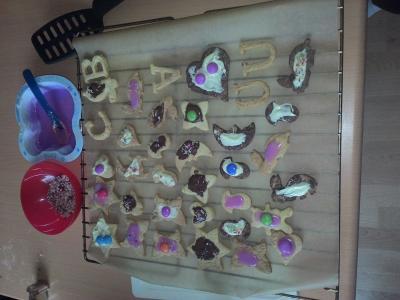 Bild zu greift zu..haben heute osterplätzchen gebacken - Forum für August - Mamis