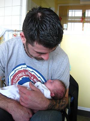 Bild zu hiermal der stolze papa mit unsere louisa - Forum für September - Mamis
