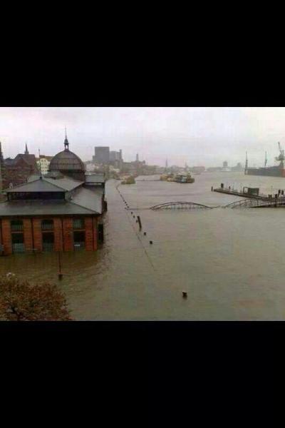 Bild zu jetzt steht ein teil von Hamburg unter Wasser .. morgen geht's weiter:( - Forum für September - Mamis