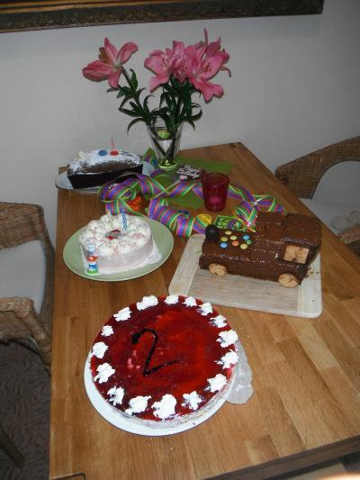 Bild zu Sohnemann ist heute 2 geworden - hmmm lecker und schön wars! - Forum für November - Mamis