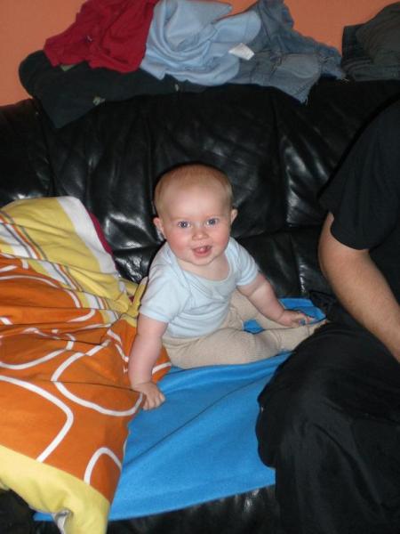 Bild zu So hier Foto vom sitzenden Lucas!!! - Forum für Dezember - Mamis