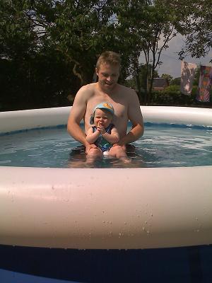 Bild zu Lucas erstes Bade erlebniss mit Papa im Pool (mit Bild) - Forum für Dezember - Mamis