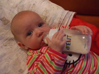 Bild zu Wann halten die Babys die Flasche? - Forum für Dezember - Mamis