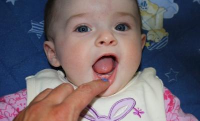 Bild zu Hier mal das stolze Mädchen mit den ersten 2 Zähnen - Forum für Dezember - Mamis