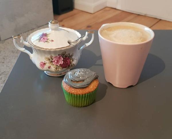 Bild zu Ich stell einfach mal Käffchen und Cupcake in die Runde  - Forum für Dezember - Mamis