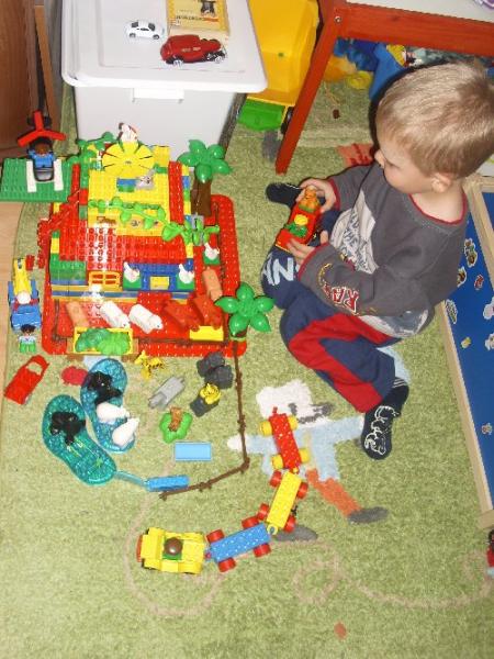 Bild zu Mini sein Bauwerk... - Baby Forum - Allgemeine Themen