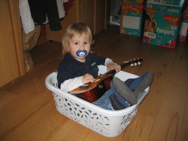 Bild zu Mein Sohn und sein geliebtes Weihnachtsgeschenk! - Baby Forum - Allgemeine Themen