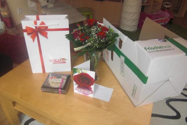 Bild zu Wow....Postbote hat Riesenstraus mit Rosen gebracht.... - Baby Forum - Allgemeine Themen