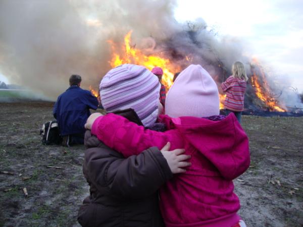 Bild zu Ach, gestern beim Osterfeuer... - Baby Forum - Allgemeine Themen