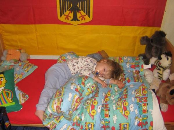Bild zu hier mausi mit 15 monaten, schon da hat sie auf decke geschlafen, heute noch - Baby Forum - Allgemeine Themen