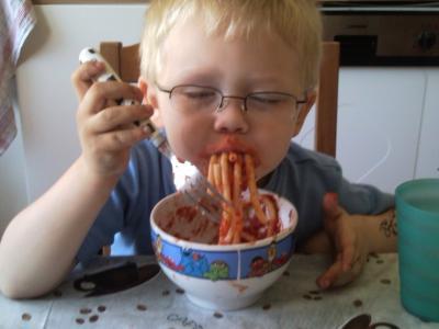 Bild zu Sooo, und weil er so lieb war gibt es gleich Spaghetti - Baby Forum - Allgemeine Themen