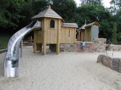 Bild zu jetzt mal was tolles :) die haben hier einen total tollen neuen spielplatz gebau - Baby Forum - Allgemeine Themen