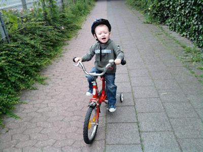 Bild zu mein Spatz hat jetzt endlich ein fahrrad! - Baby Forum - Allgemeine Themen