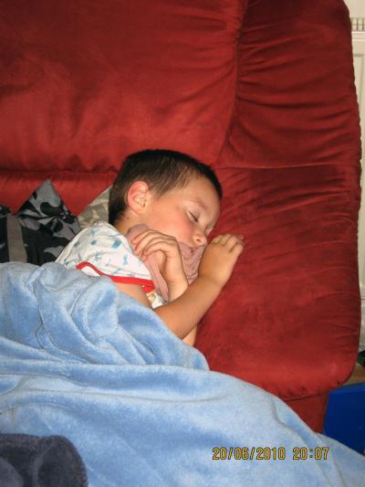 Bild zu So und jetzt ist mein Jüngerer am Sofa eingeschlafen! - Baby Forum - Allgemeine Themen