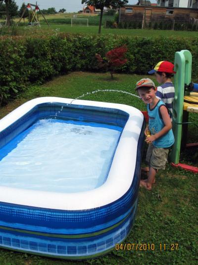 Bild zu 2 "Bademeister" beim Selbstbefüllen ihres "Pools" - Baby Forum - Allgemeine Themen