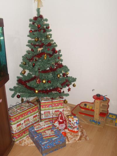 Bild zu Bei wem steht denn schon der Baum MIT Geschenken drunter? - Baby Forum - Allgemeine Themen