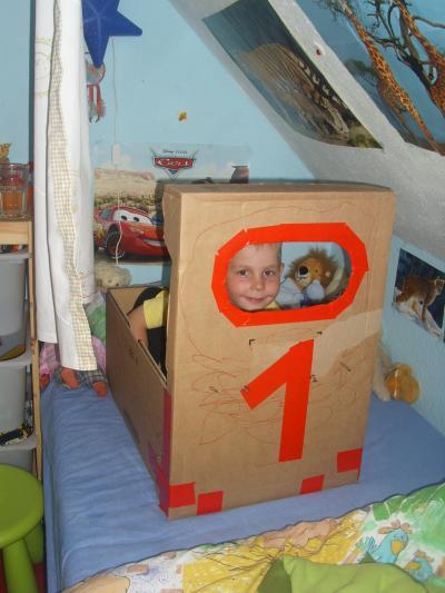 Bild zu Mini hat einen Rennwagen gebastelt! - Baby Forum - Allgemeine Themen