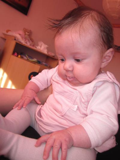 Bild zu Meine Tochter entdeckt...... - Baby Forum - Allgemeine Themen